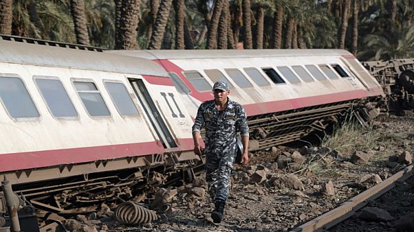 بسبب خطأ في التحويلة، نحو 60 مصاباً في مصر بعد خروج قطار عن القضبان بسبب خطأ في التحويلة، نحو 60 مصاباً في مصر بعد خروج قطار عن القضبان