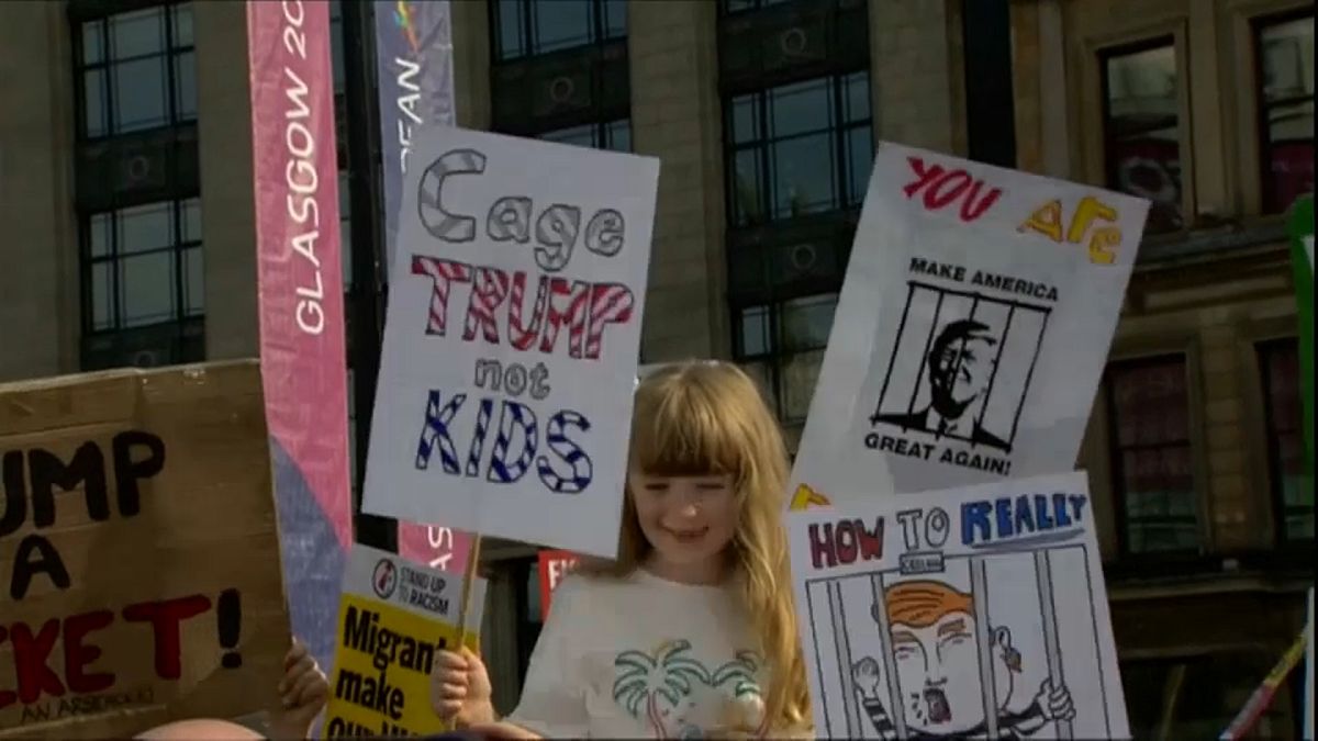 طفلة تحمل شعارات مناوئة لترامب في اسكتلاندا