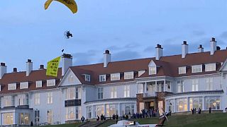 Протесты над гольф-клубом Трампа