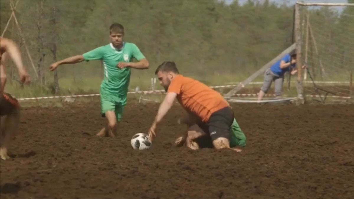 شاهد: جديد كرة القدم في روسيا.. مباراة في ملعب من الوحل
