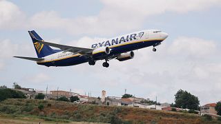 Aterragem de emergência de avião da Ryanair leva 33 ao hospital
