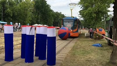 Straßenbahn-Bowling-Wettbewerb begeistert in Moskau