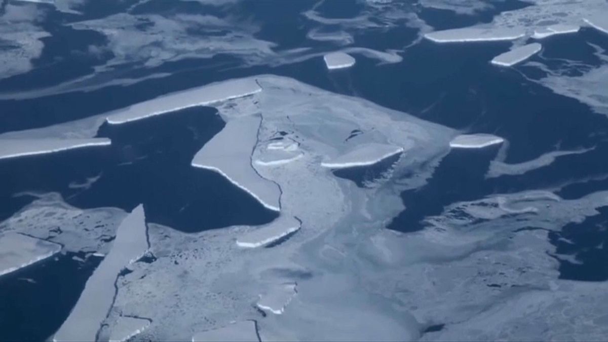  Icebergue ameaça aldeia na Gronelândia
