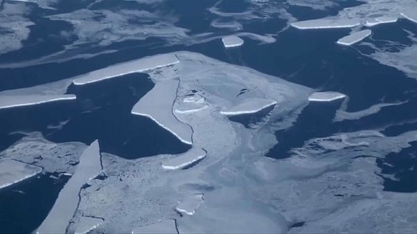 Gigantikus jéghegytől rettegnek egy grönlandi falu lakói Gigantikus jéghegytől rettegnek egy grönlandi falu lakói