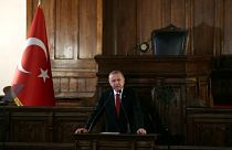 الرئيس التركي رجب طيب اردوغان يلقي كلمة في مبنى البرلمان القديم