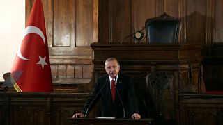الرئيس التركي رجب طيب اردوغان يلقي كلمة في مبنى البرلمان القديم