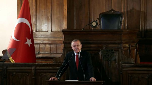 الرئيس التركي رجب طيب اردوغان يلقي كلمة في مبنى البرلمان القديم الرئيس التركي رجب طيب اردوغان يلقي كلمة في مبنى البرلمان القديم