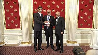 شاهد: أمير قطر يتسلم راية استضافة كأس العالم من بوتين