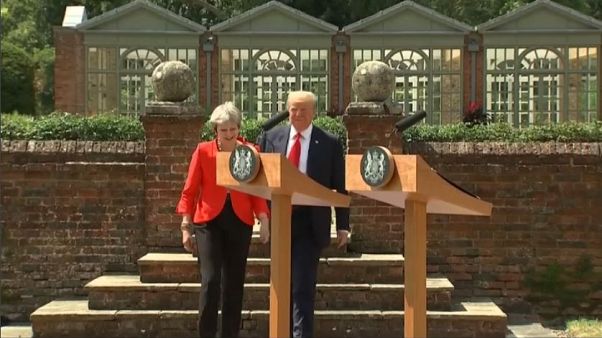 May: "Trump mi ha chiesto di fare causa alla UE" May: "Trump mi ha chiesto di fare causa alla UE"