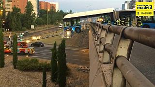 شاهد: حافلة ركّاب قسمها الأمامي معلق في الهواء والآخر فوق جسر إثر حادث سير بإسبانيا
