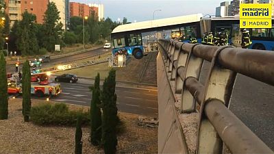 Madrid: Linienbus hängt nach Unfall an Brücke fest
