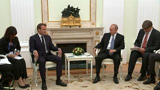 بوتين يستقبل ماكرون قبيل مباراة فرنسا وكرواتيا