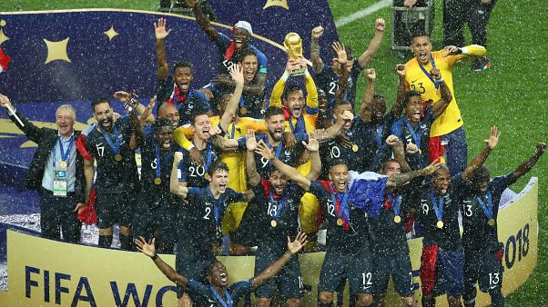 المنتخب الفرنسي يتوج بلقب كأس العالم للمرة الثانية في تاريخه المنتخب الفرنسي يتوج بلقب كأس العالم للمرة الثانية في تاريخه