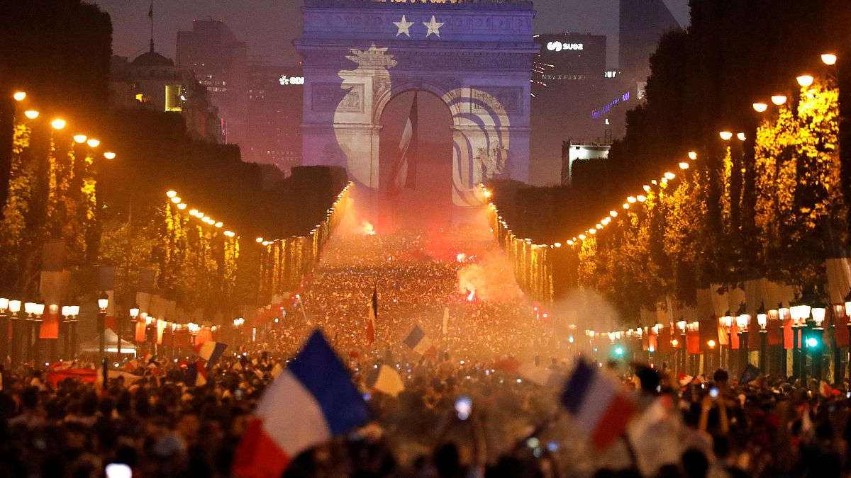 La France célèbre la victoire et attend ses héros !