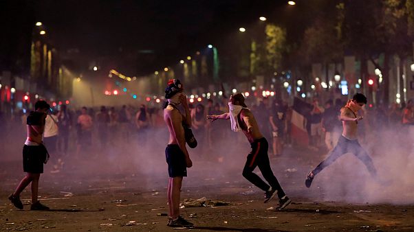 Több francia városban is rendőröknek kellett szétoszlatnia a törő-zúzó szurkolókat Több francia városban is rendőröknek kellett szétoszlatnia a törő-zúzó szurkolókat