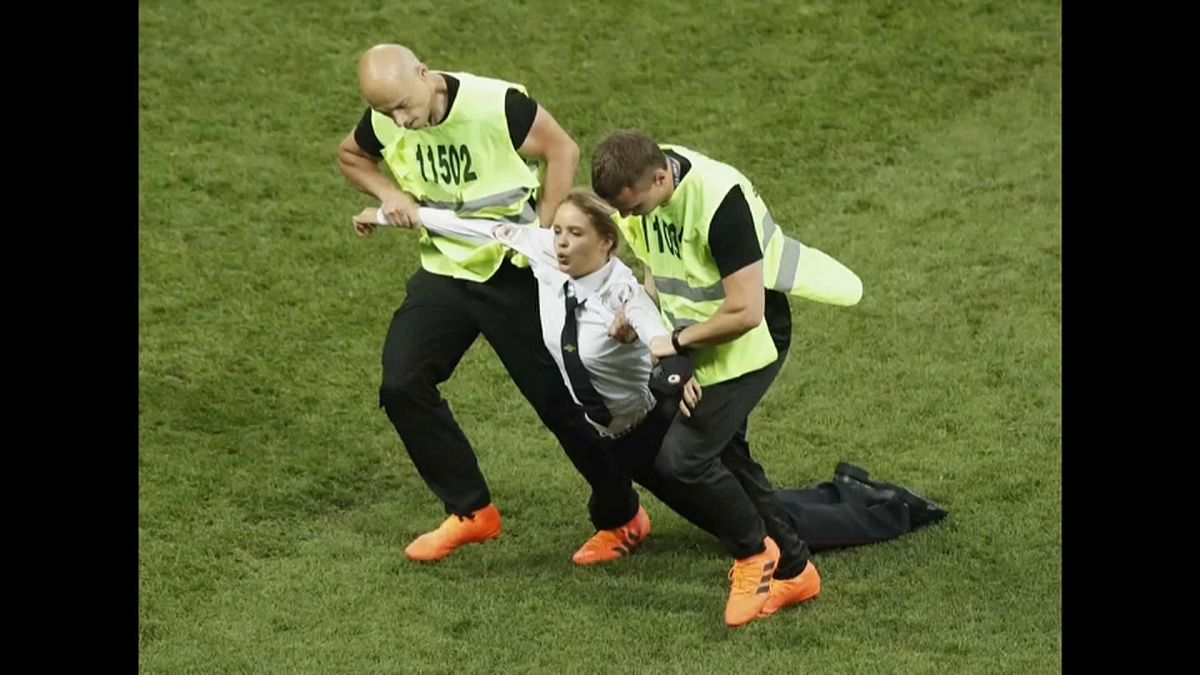 أعضاء "بوسي رايوت" اقتحمن نهائي كأس العالم اعتراضاً على سياسات بوتين