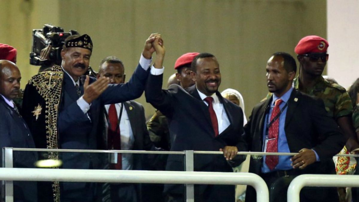 الزعيمان الاثيوبي أبي أحمد (إلى اليمين) وإسياس أفورقي يقفان متشابكي الأيدي 