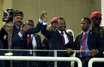 الزعيمان الاثيوبي أبي أحمد (إلى اليمين) وإسياس أفورقي يقفان متشابكي الأيدي