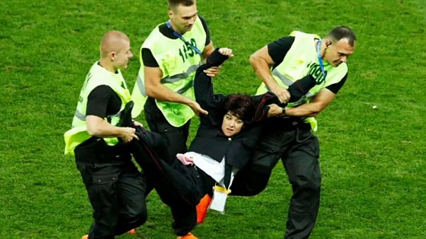Pussy Riot invadiram a final para protestar contra Putin Pussy Riot invadiram a final para protestar contra Putin