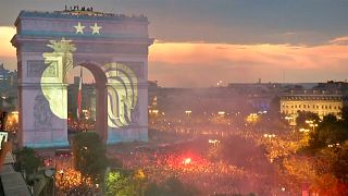 Scènes de liesse sur les Champs-Elysées
