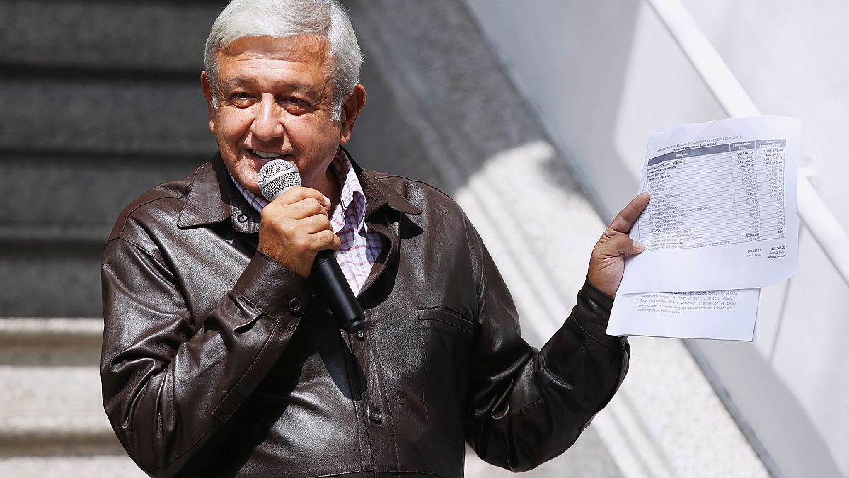Meksika'nın seçilmiş Devlet Başkanı Obrador maaşını yarıya düşürecek.
