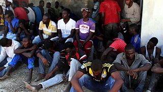شاهد: العثور على 8 جثث ونحو 90 مهاجراً داخل شاحنة لحوم في ليبيا
