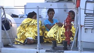 Italia permite el desembarco de 450 inmigrantes