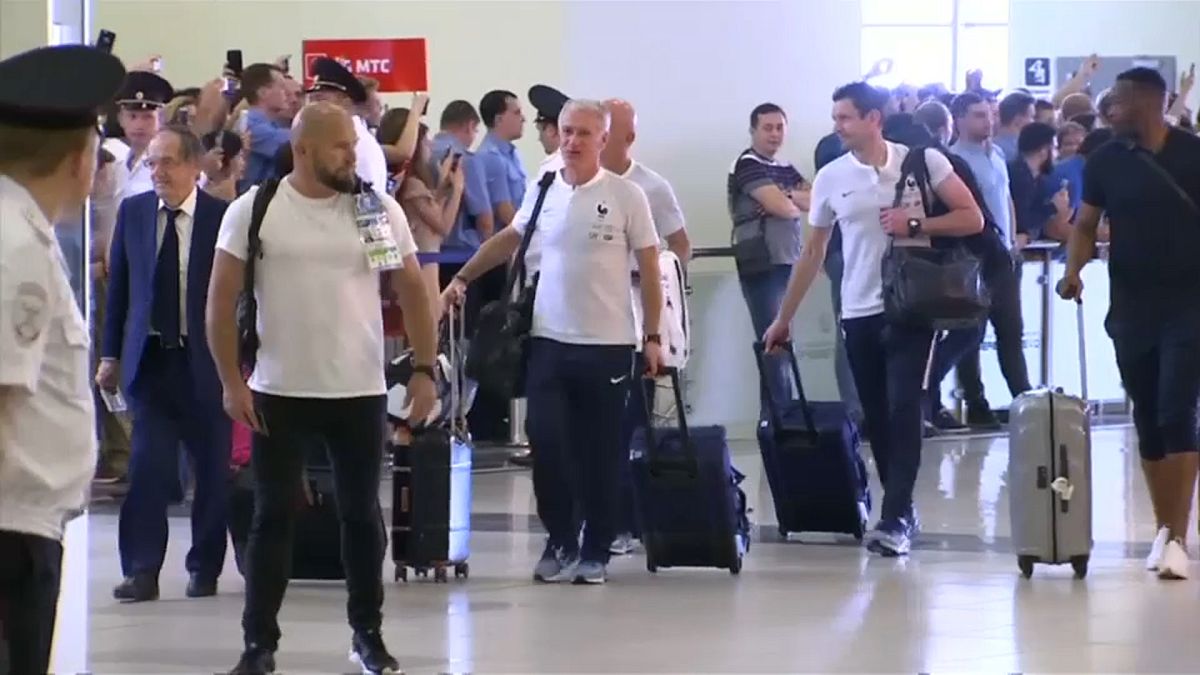 شاهد: لاعبو المنتخب الفرنسي يغادرون مطار موسكو وسط أجواء من الفرح