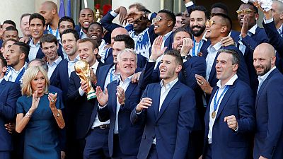 La selección francesa de fútbol se da un baño de masas en París