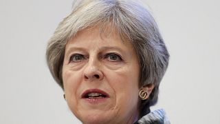 Theresa May cede e vence votação no parlamento