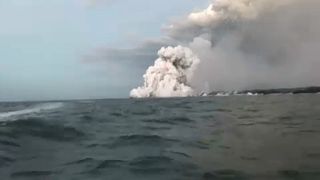 Hawaii: la lava colpisce una barca di turisti