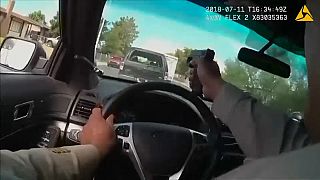 ABD'de polis kaçan şüphelileri aracının ön camından ateş ederek durdurdu