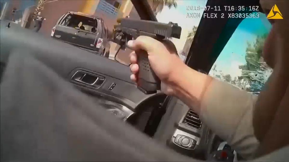 الفيديو مصور من خلال كاميرا شرطي محمولة