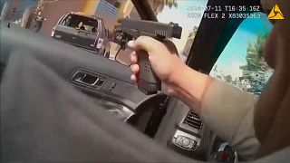 الفيديو مصور من خلال كاميرا شرطي محمولة