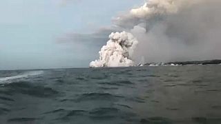 شاهد: سائح يصور مشهد تساقط حمم بركانية على قارب في هاواي