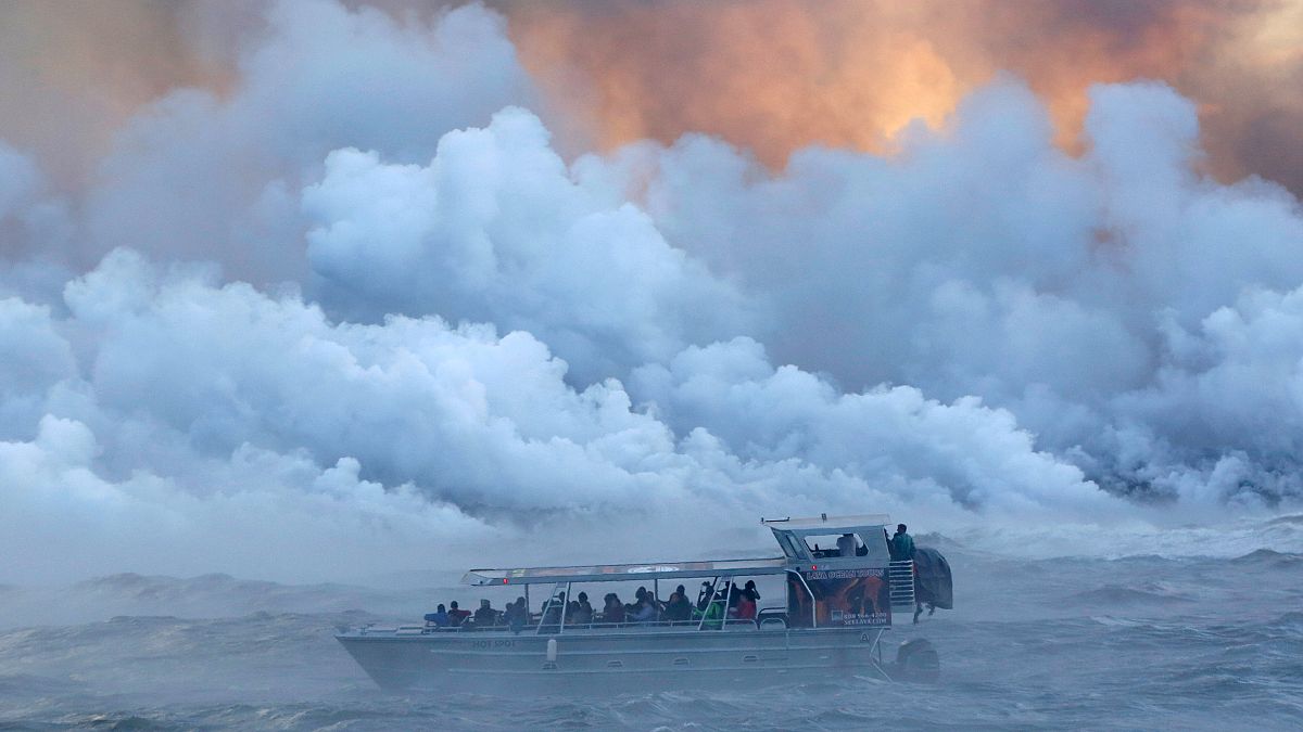Turist teknesi lavların ortasında kaldı: 23 yaralı