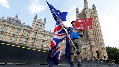 Comissão Eleitoral britânica multa campanha pró-Brexit Vote Leave