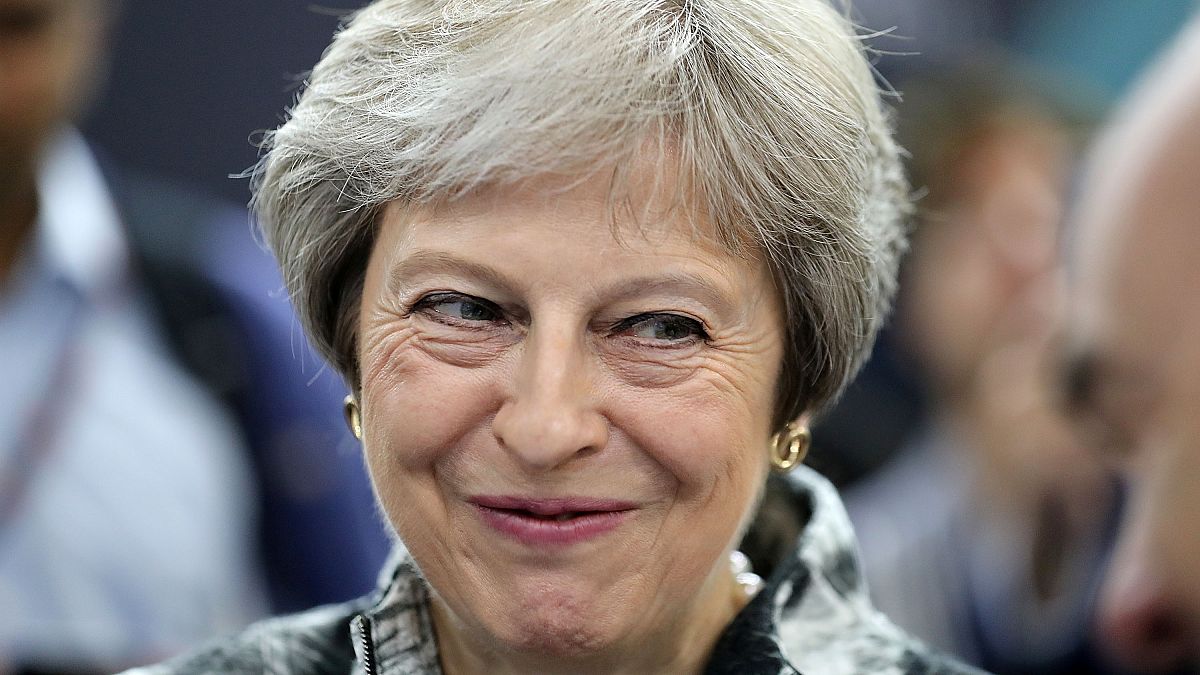 Başbakan May'in Brexit yanlılarına boyun eğmesi parlamentodaki konumunun zayıfladığını gösteriyor