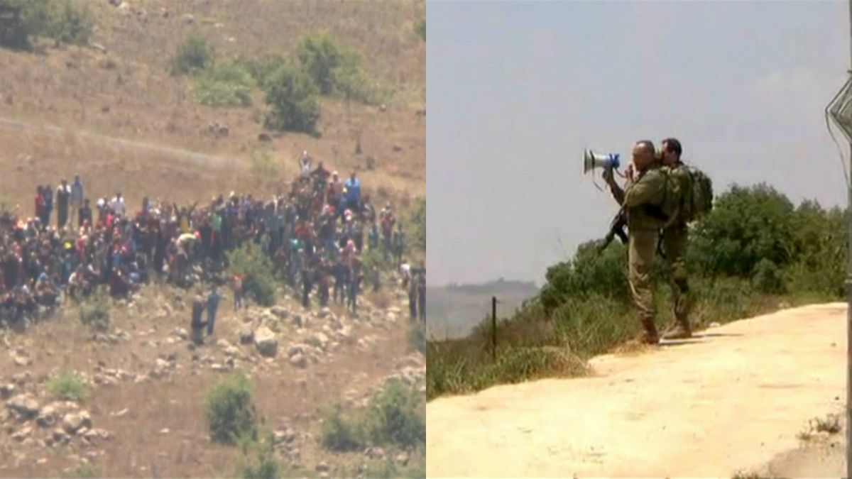 شاهد: ضابط إسرائيلي يمنع سوريين هاربيين من الاقتراب من السياج الحدودي الإسرائيلي بالجولان 
