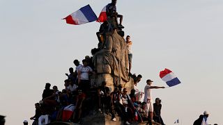 Paris : les champions du monde descendent les Champs-Elysées