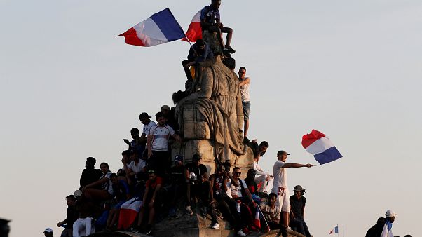 Französische Fans bejubeln die Weltmeister Französische Fans bejubeln die Weltmeister