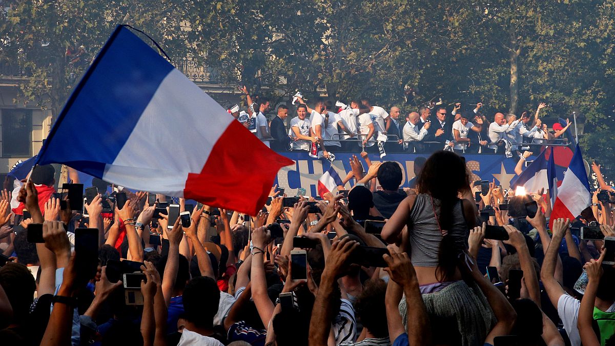 شاهد: أبطال كأس العالم يطوفون شوارع باريس وسط الآلاف من المشجعين