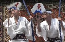 شاهد: يابانيون يتحدون الحر للاحتفال بمهرجان غيون