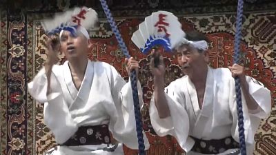 شاهد: يابانيون يتحدون الحر للاحتفال بمهرجان غيون 
