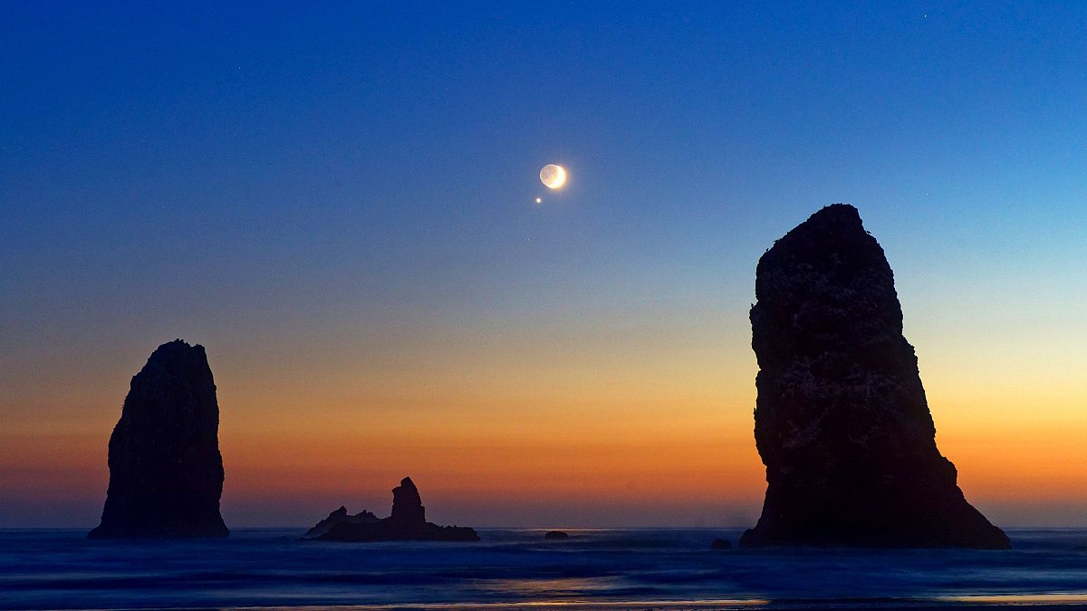 Mond und Venus über Cannon Beach in Oregon