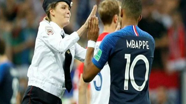 Dünya Kupası finalinde sahaya inen Pussy Riot üyelerine hapis cezası Dünya Kupası finalinde sahaya inen Pussy Riot üyelerine hapis cezası