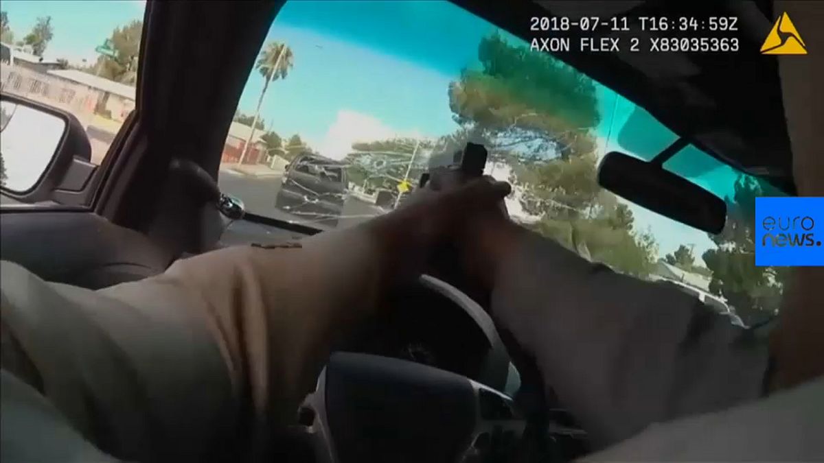 Persecución en las Vegas: un policía dispara por el parabrisas