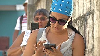 Cuba empieza a permitir internet en algunos móviles