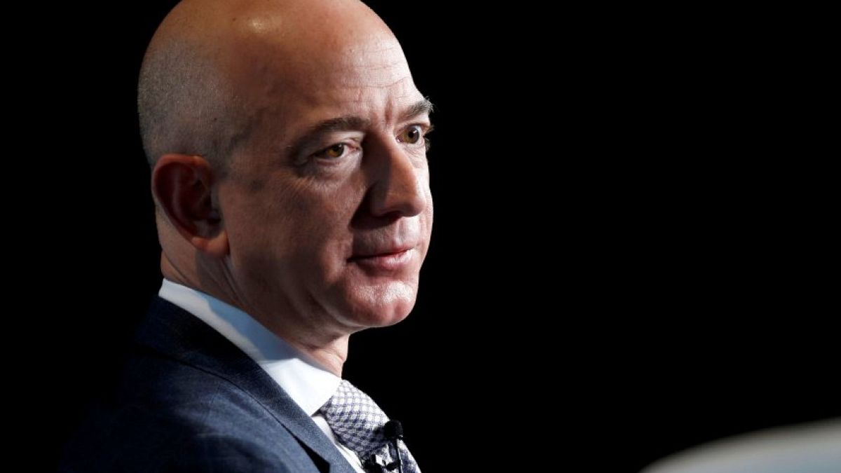 Jeffrey "Jeff" Bezos ist reicher als alle anderen Menschen auf der Welt