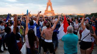 نساء ينددن بإعتداءات جنسية في شوارع باريس خلال احتفالات التتويج بكأس العالم
